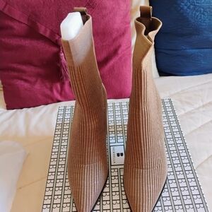 Elegant Tan Ribbed Heeled Boots